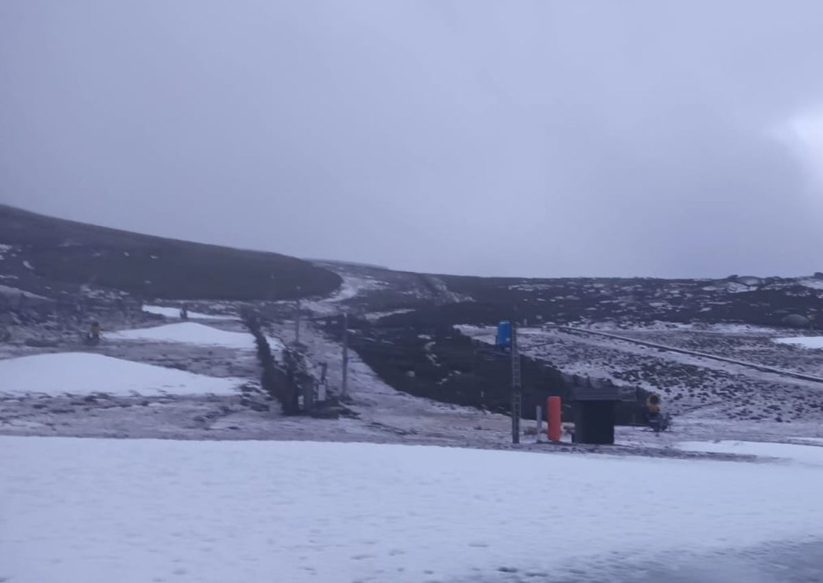 Imagen secundaria 1 - El temporal se lleva parte de la nieve artificial y deja en el aire la apertura de pistas en La Covatilla