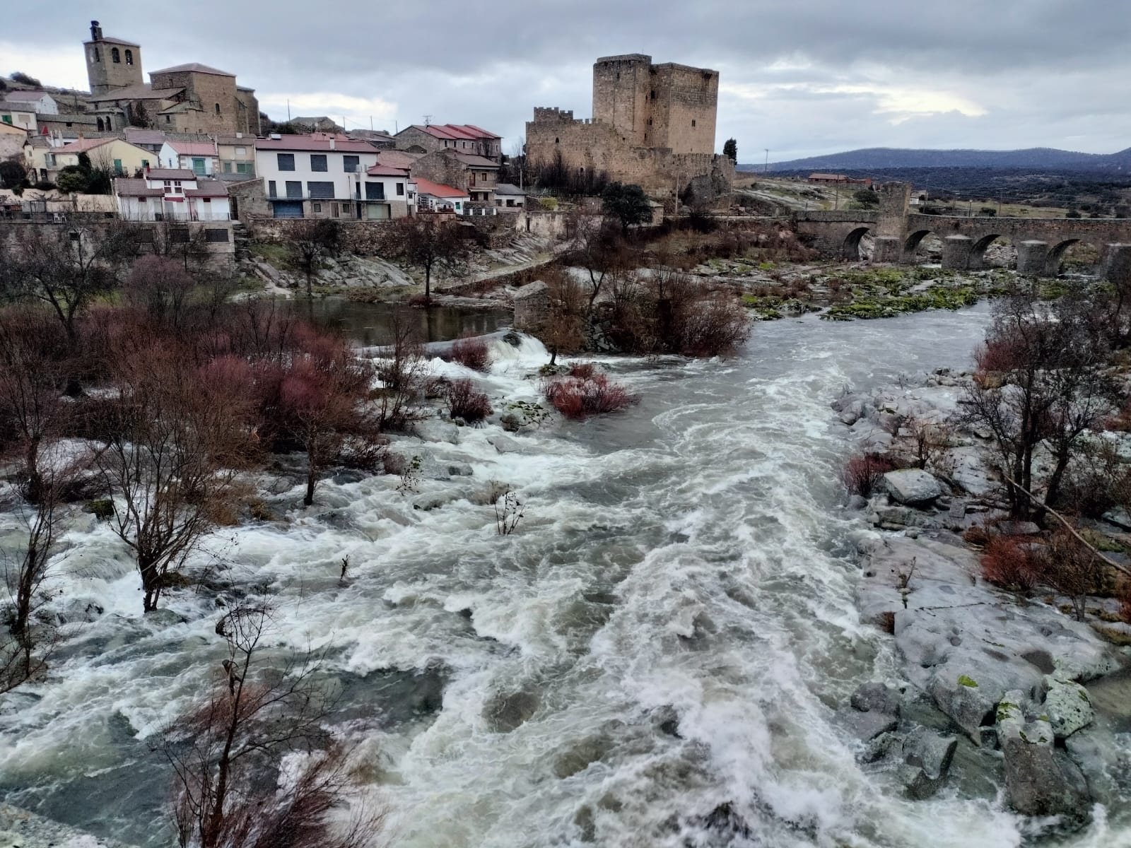 Crecida del río Tormes a su paso por Puente del Congosto tras las últimas lluvias