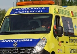 Una ambulancia circula por Salamanca.