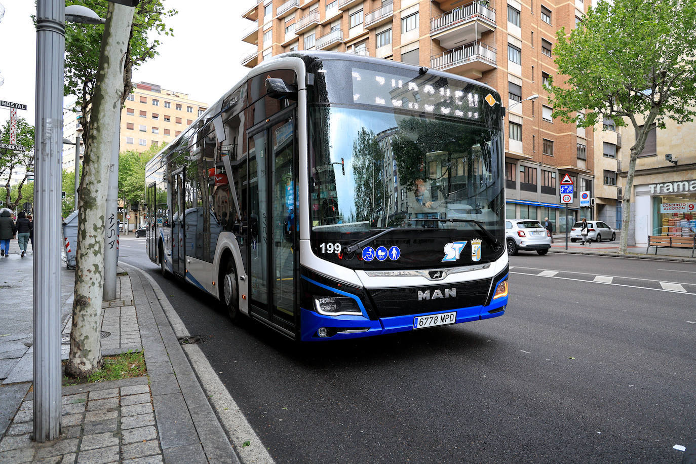 Imagen de un autobús urbano circulando por las calles de Salamanca.