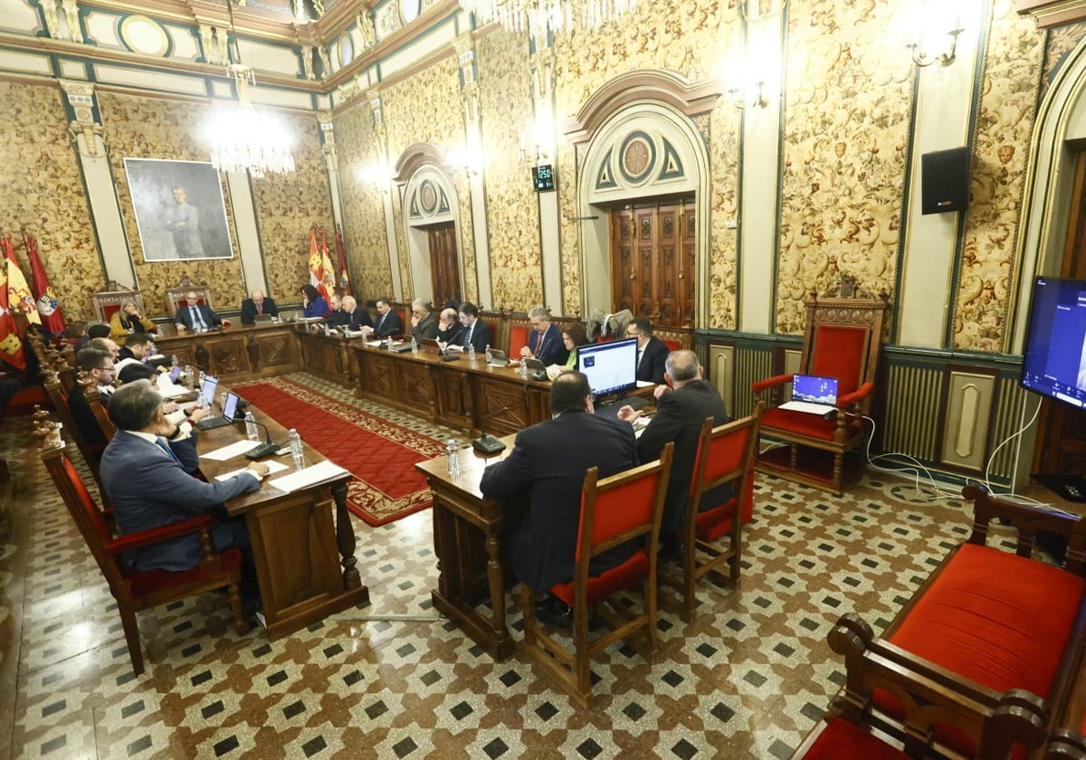 Momento del pleno de la Diputación de Salamanca, en el Palacio de La Salina.