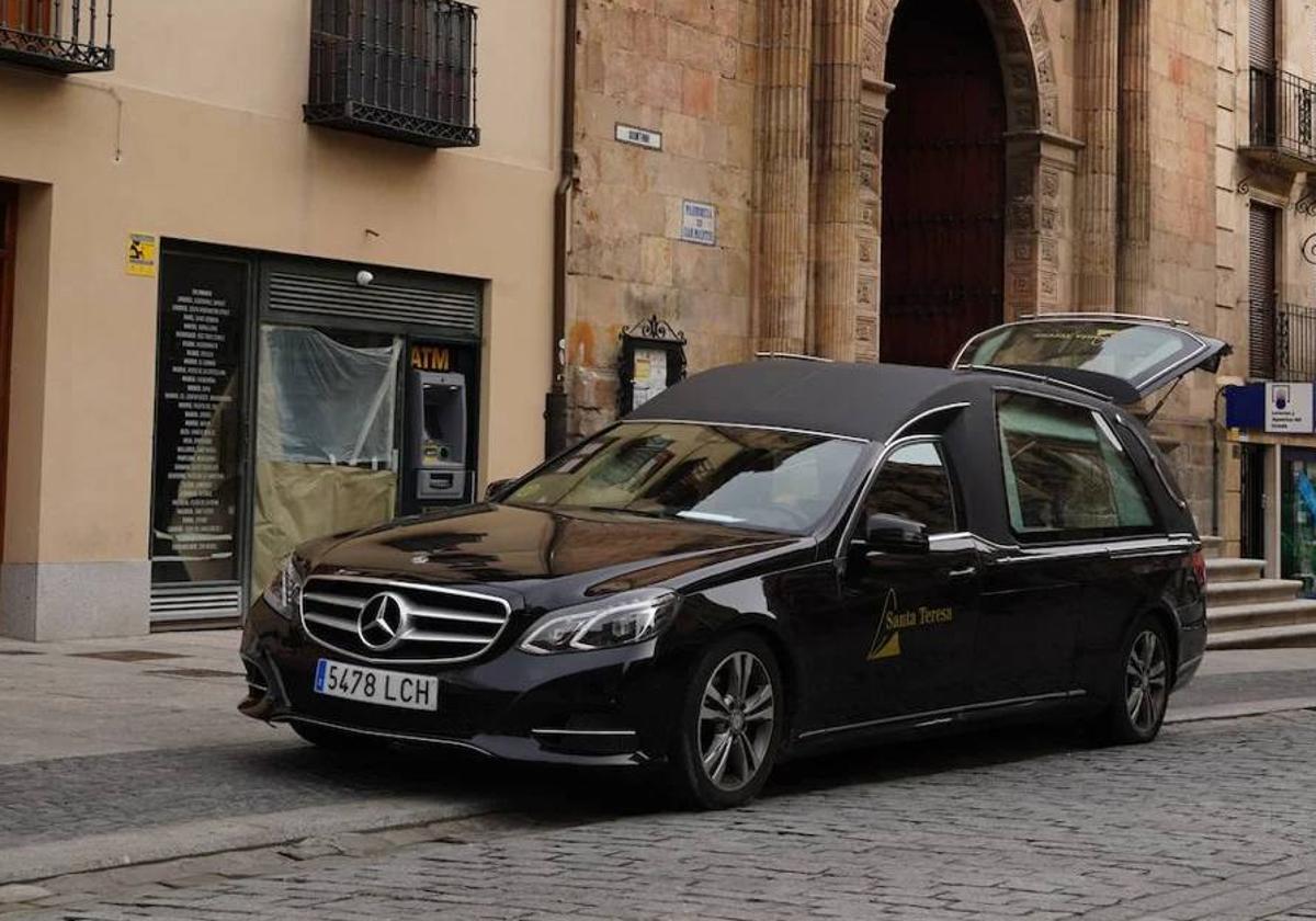 Imagen de un coche fúnebre, a las puertas de una iglesia de la capital.