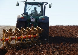 Un agricultor realiza labores con su tractor.