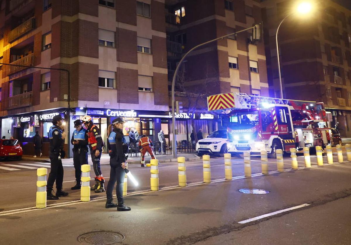 Una dotación de los Bomberos de Salamanca y agentes de la Policía Local.