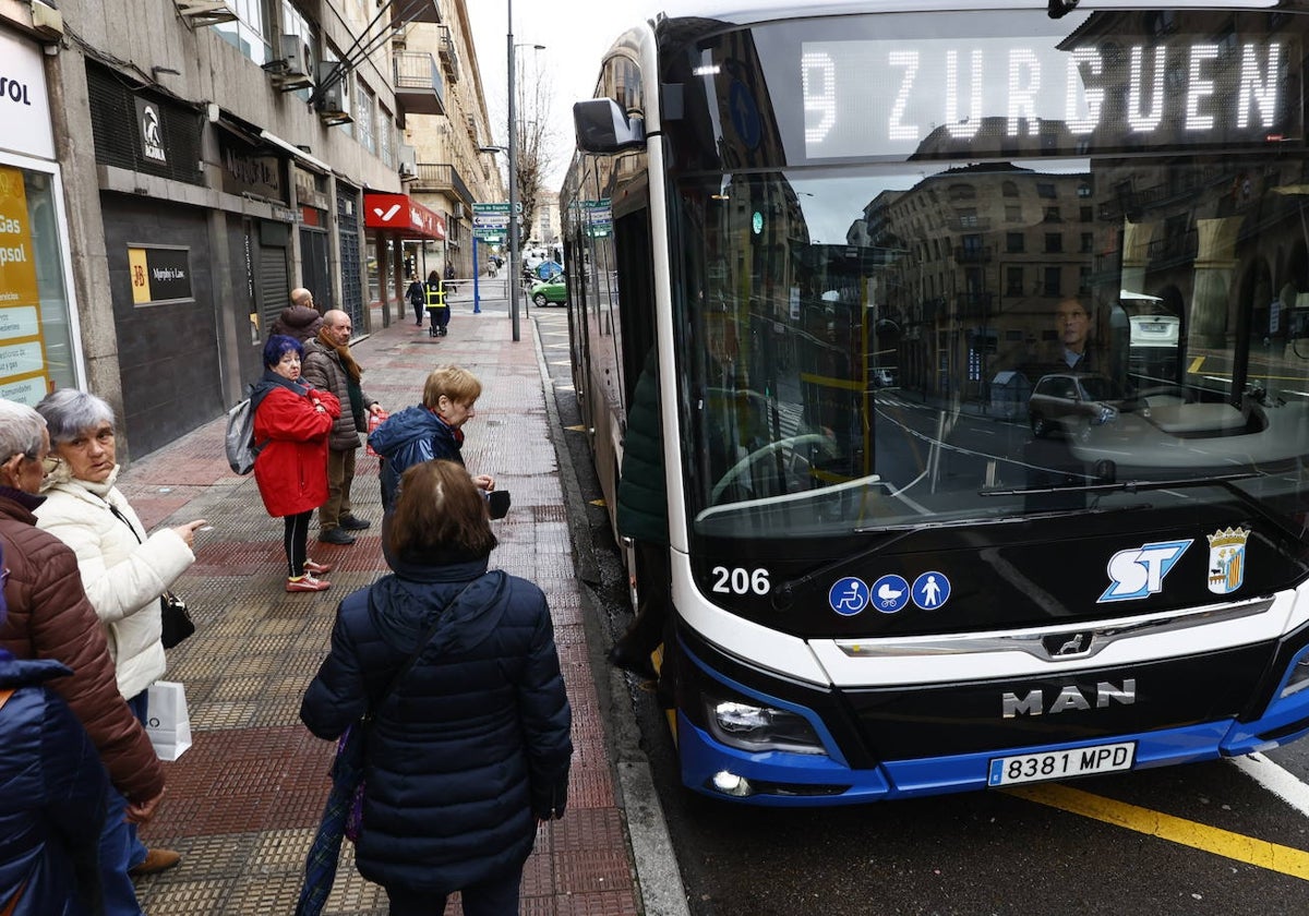 Viajeros subiendo al autobús urbano.