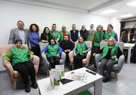 Voluntarios y responsables de la AECC en Salamanca en la inauguración ayer del piso de respiro.