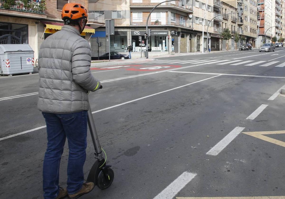 ¿Debería ser obligatorio para los conductores de patinete el uso de chaleco reflectante y luces 'intermitentes'?