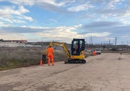 Operarios, este viernes en la zona de la parcela que se habilitará para albergar más plazas.