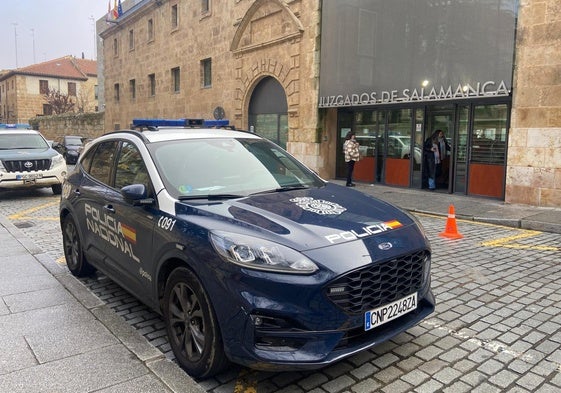 Una patrulla de la Policía Nacional en los Juzgados de Salamanca.