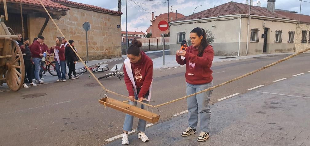 Los quintos con más garbo con las cintas, los de Villares de la Reina