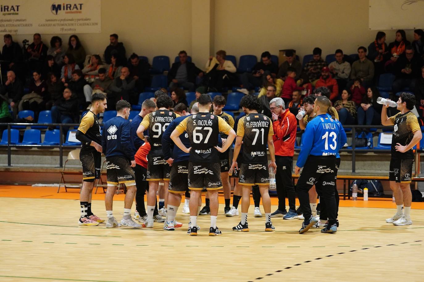 El BM Salamanca estrena el parqué del Río Tormes con derrota