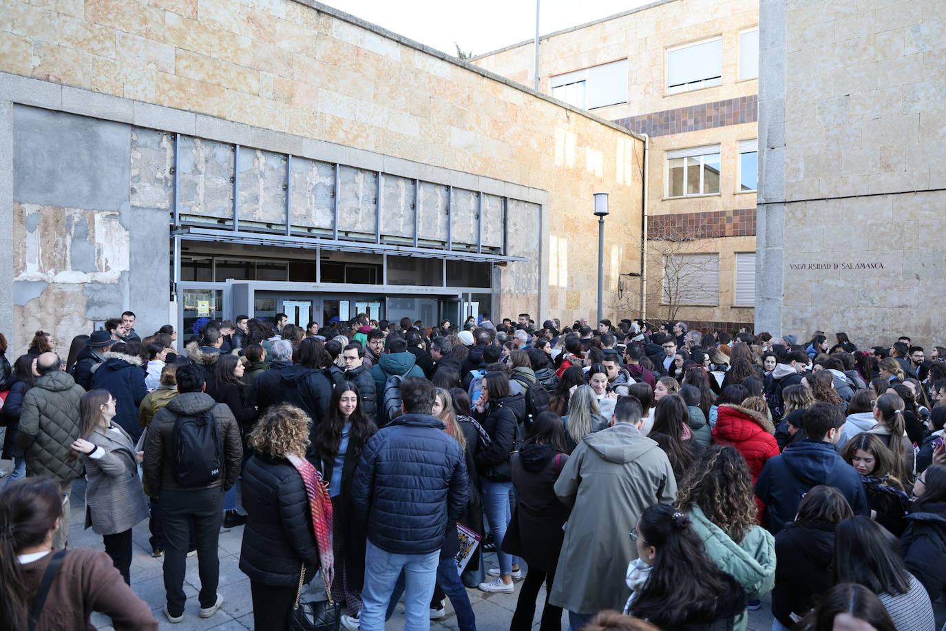 Nervios, &#039;lluvia&#039; de especialidades y repasos &#039;in extremis&#039;: así han sido los minutos previos al examen MIR