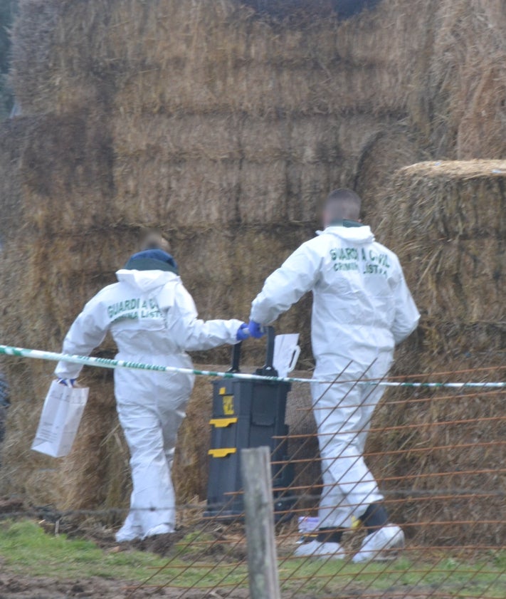 Imagen secundaria 2 - Agentes del Servicio de Criminalística de la Guardia Civil y de la Policía Local de Ciudad Rodrigo investigan sobre el terreno en una finca de Sanjuanejo, en Ciudad Rodrigo.