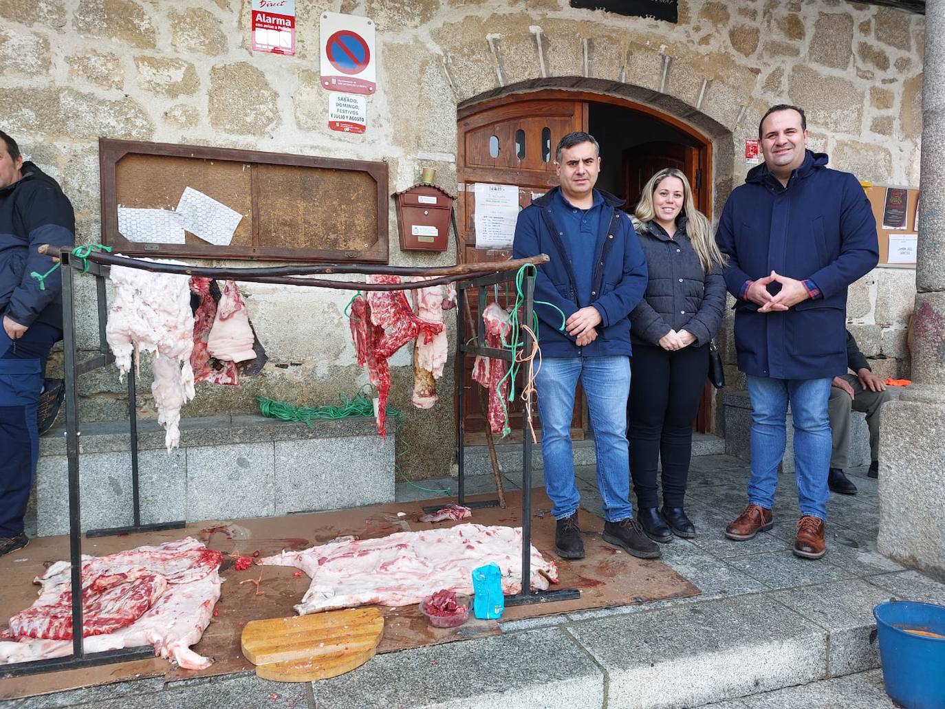 San Esteban de la Sierra disfruta de su matanza tradicional