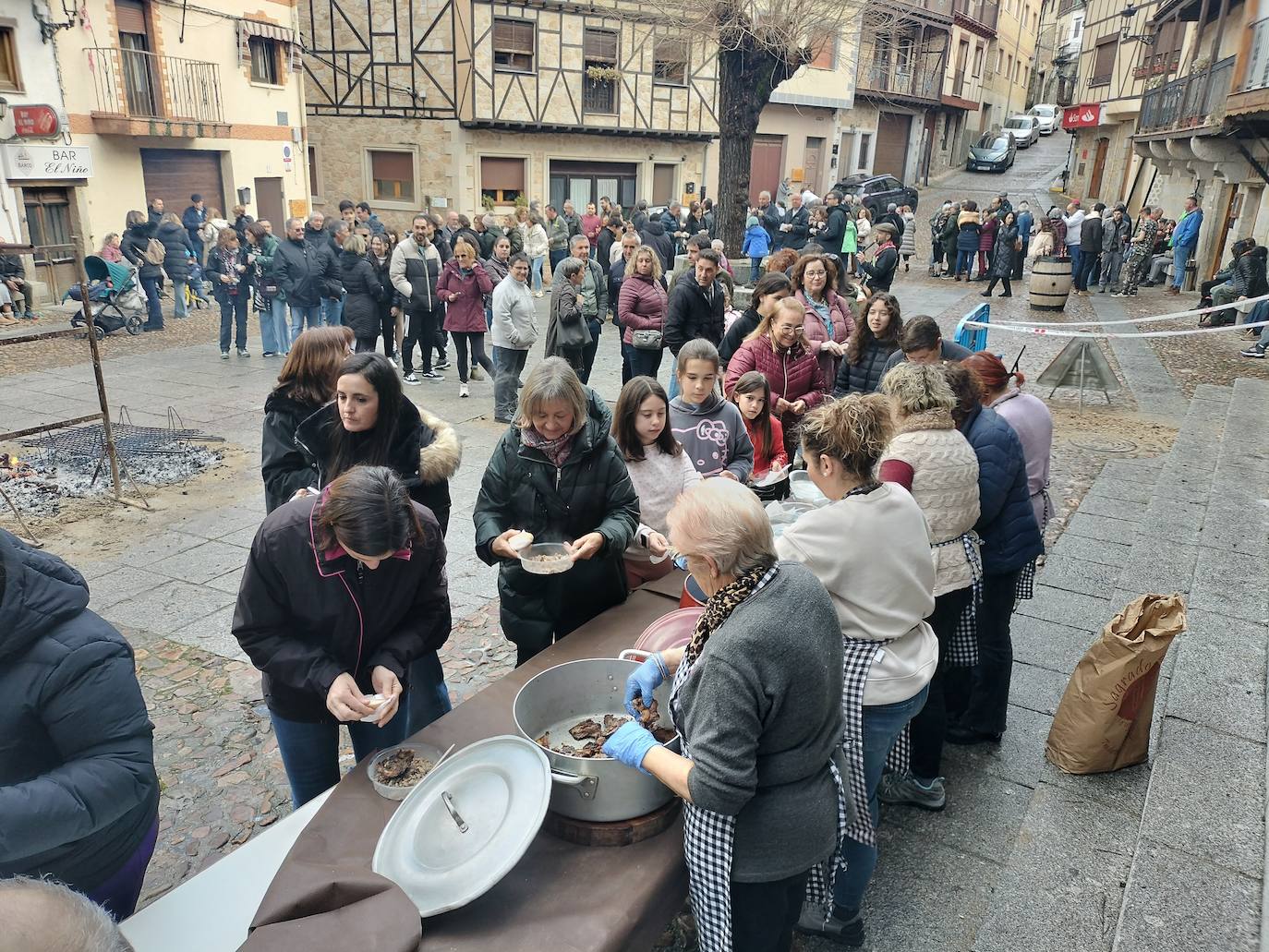 San Esteban de la Sierra disfruta de su matanza tradicional