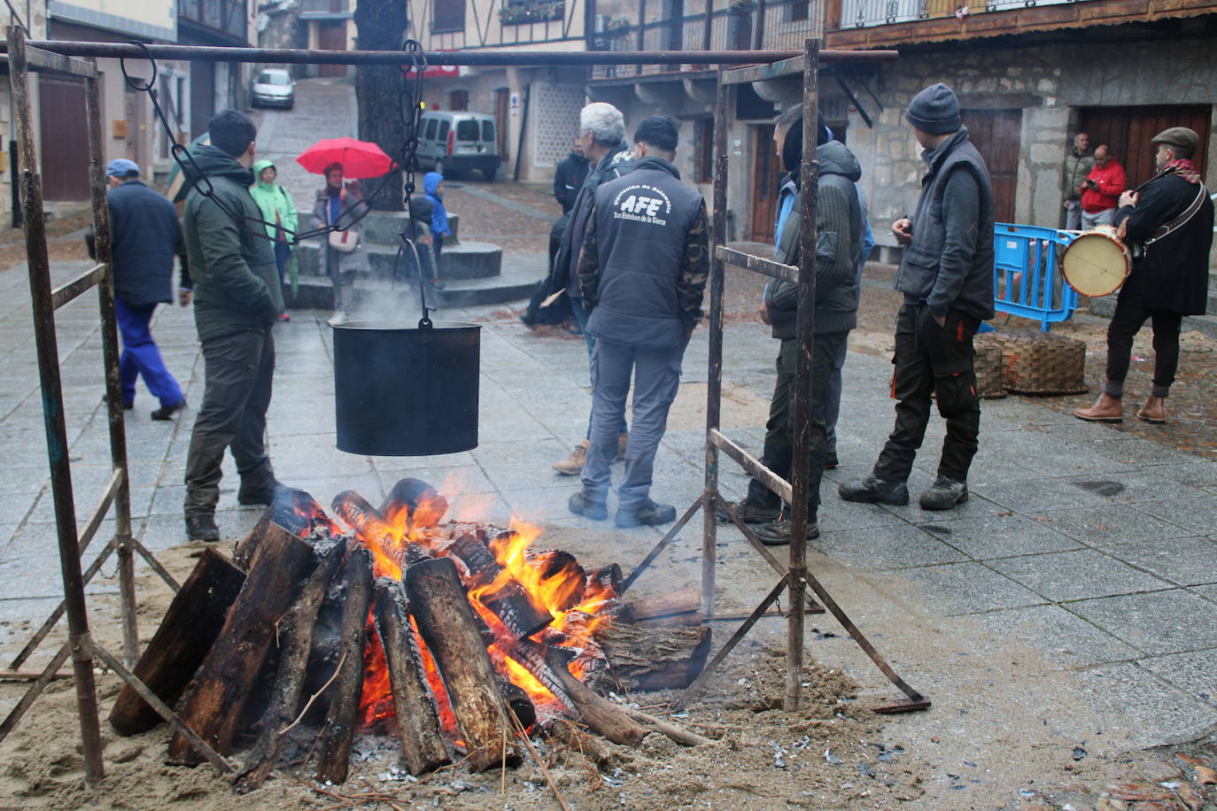 San Esteban de la Sierra disfruta de su matanza tradicional