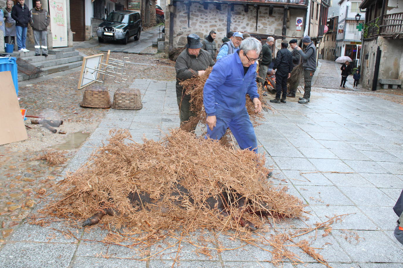 San Esteban de la Sierra disfruta de su matanza tradicional