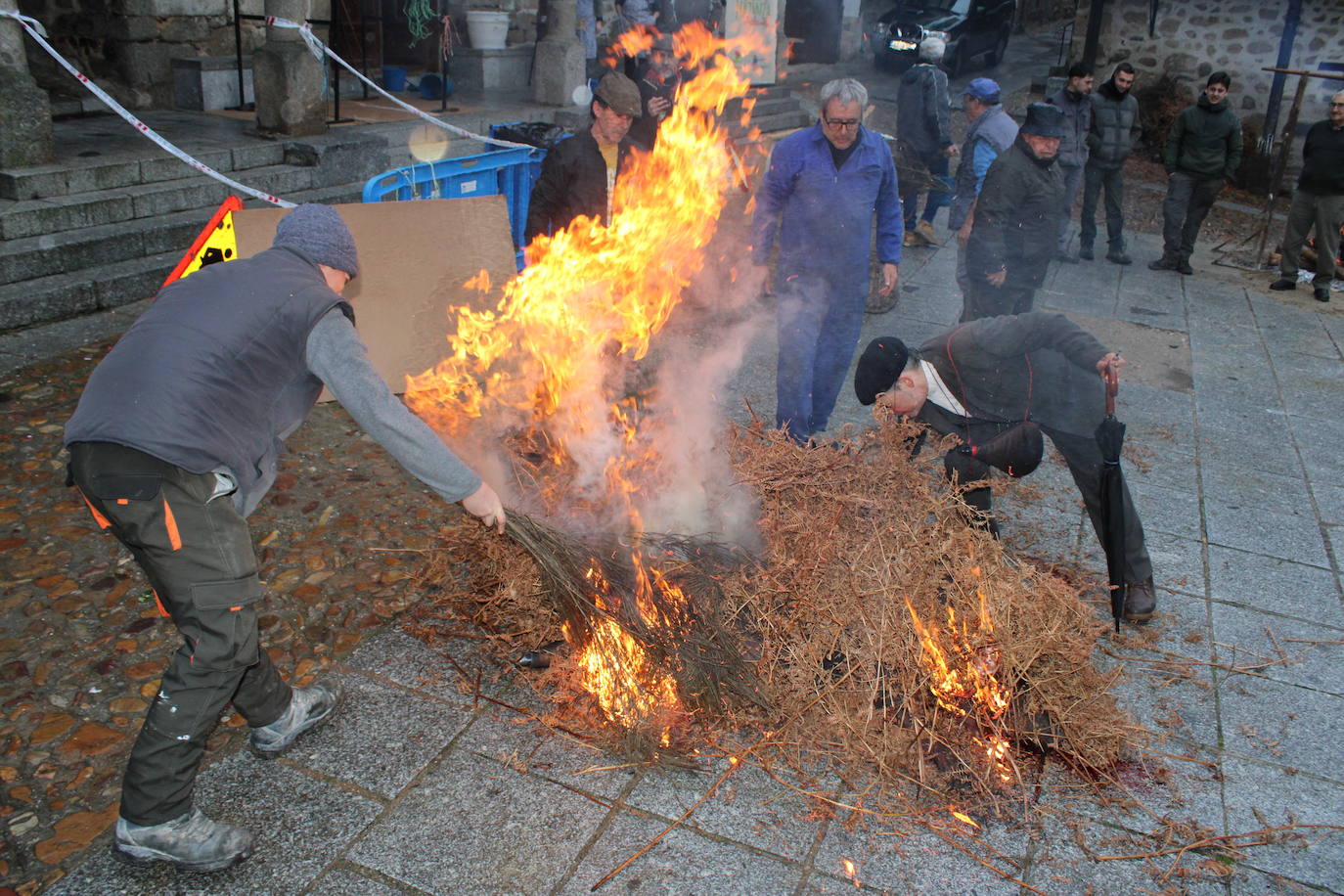 San Esteban de la Sierra disfruta de su matanza tradicional