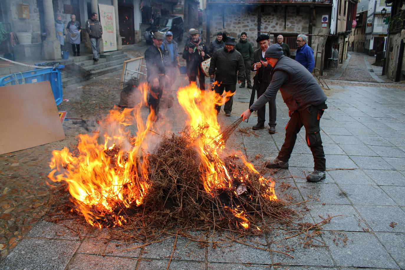 San Esteban de la Sierra disfruta de su matanza tradicional