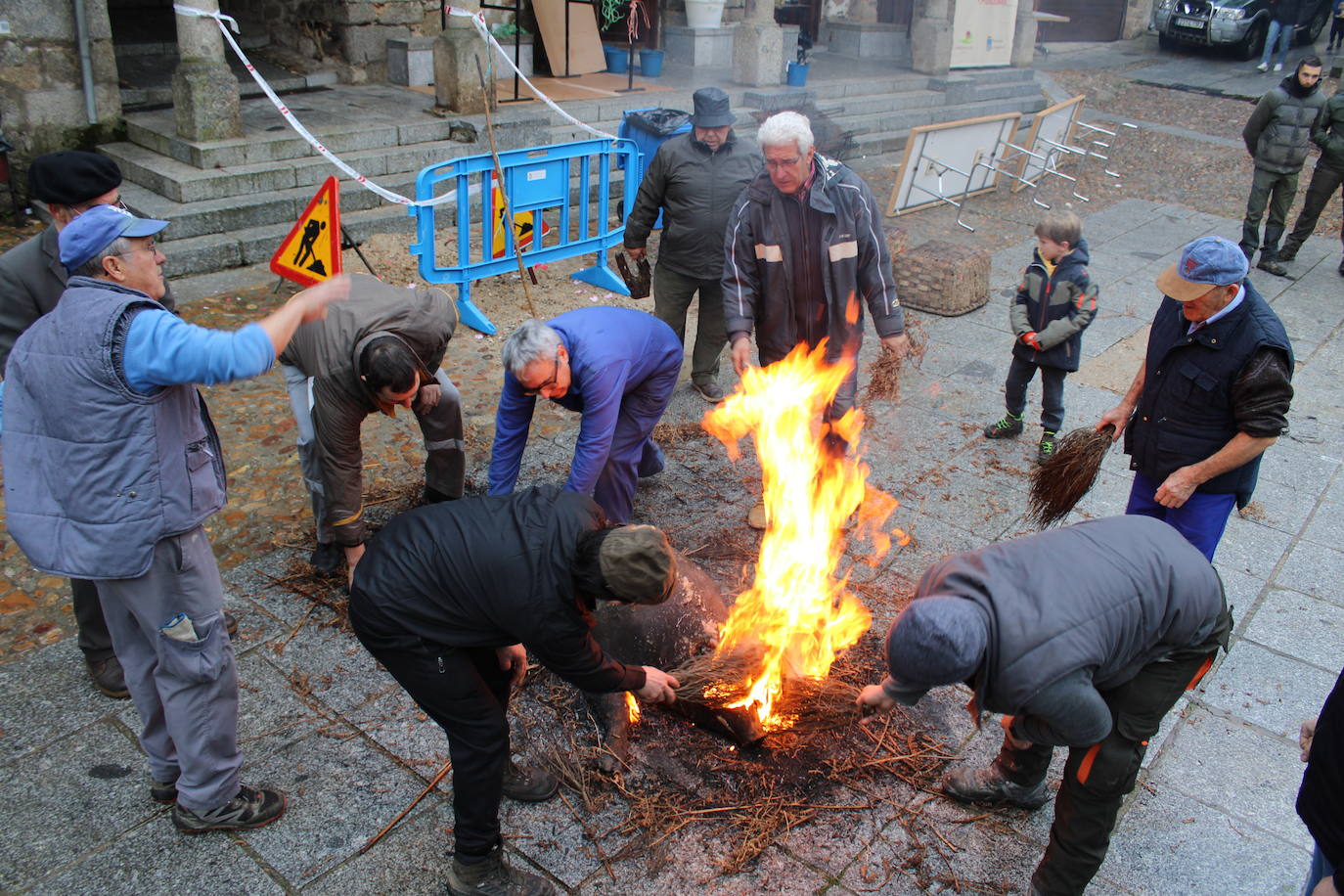 San Esteban de la Sierra disfruta de su matanza tradicional