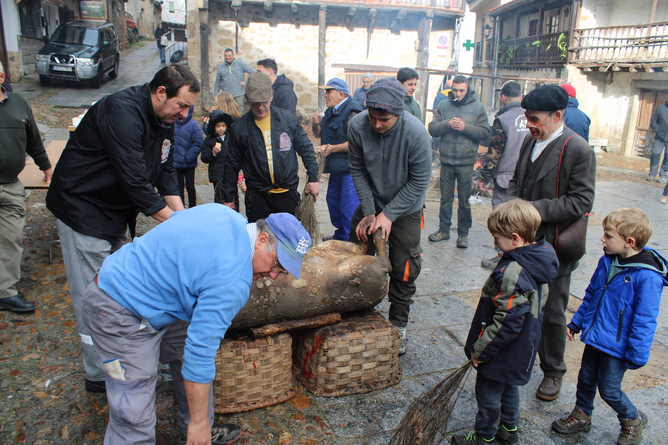 San Esteban de la Sierra disfruta de su matanza tradicional