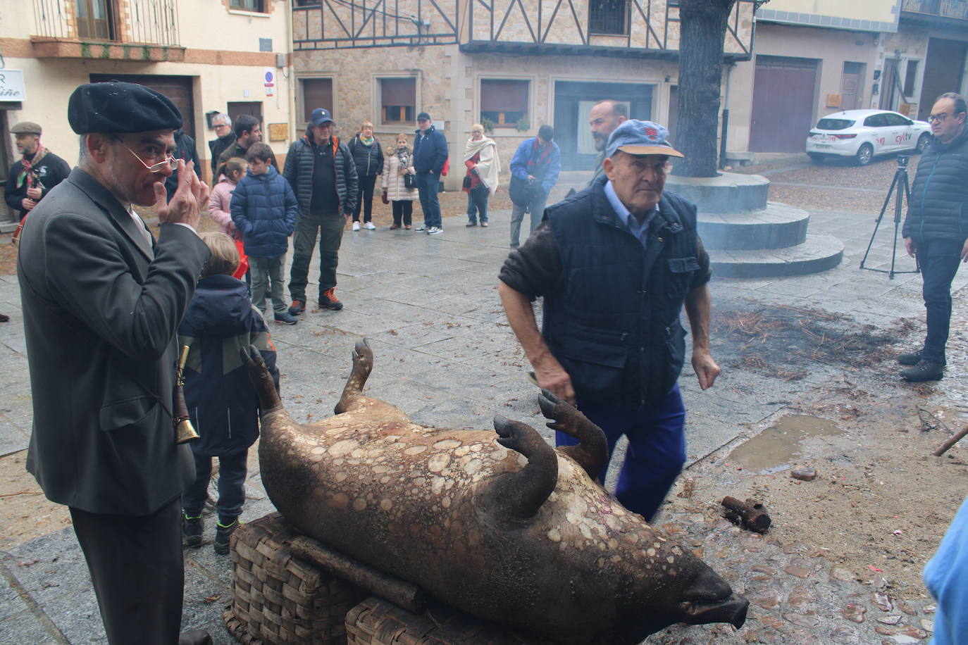 San Esteban de la Sierra disfruta de su matanza tradicional