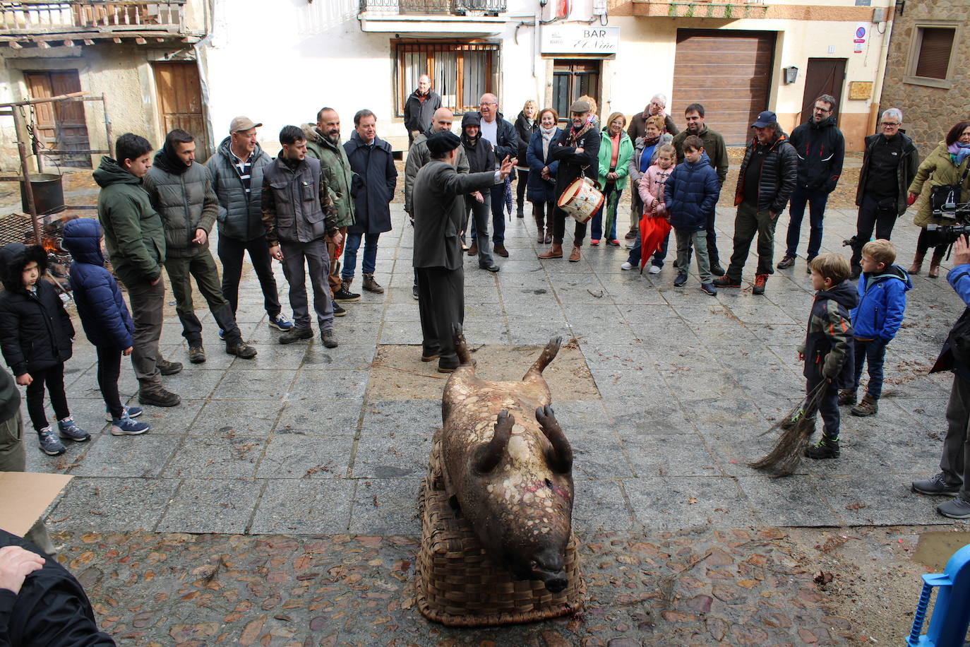 San Esteban de la Sierra disfruta de su matanza tradicional