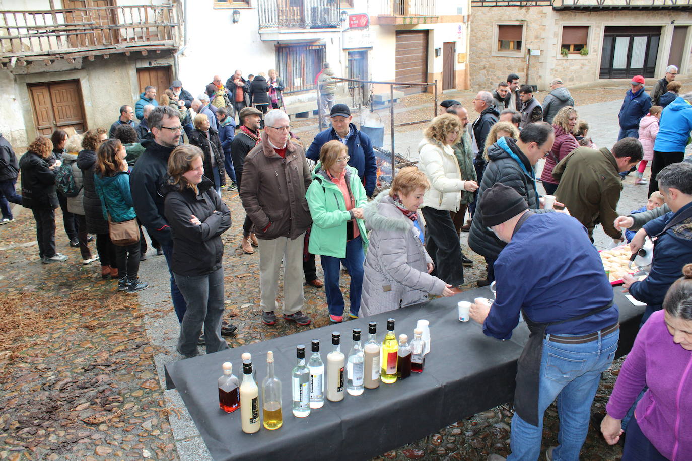 San Esteban de la Sierra disfruta de su matanza tradicional