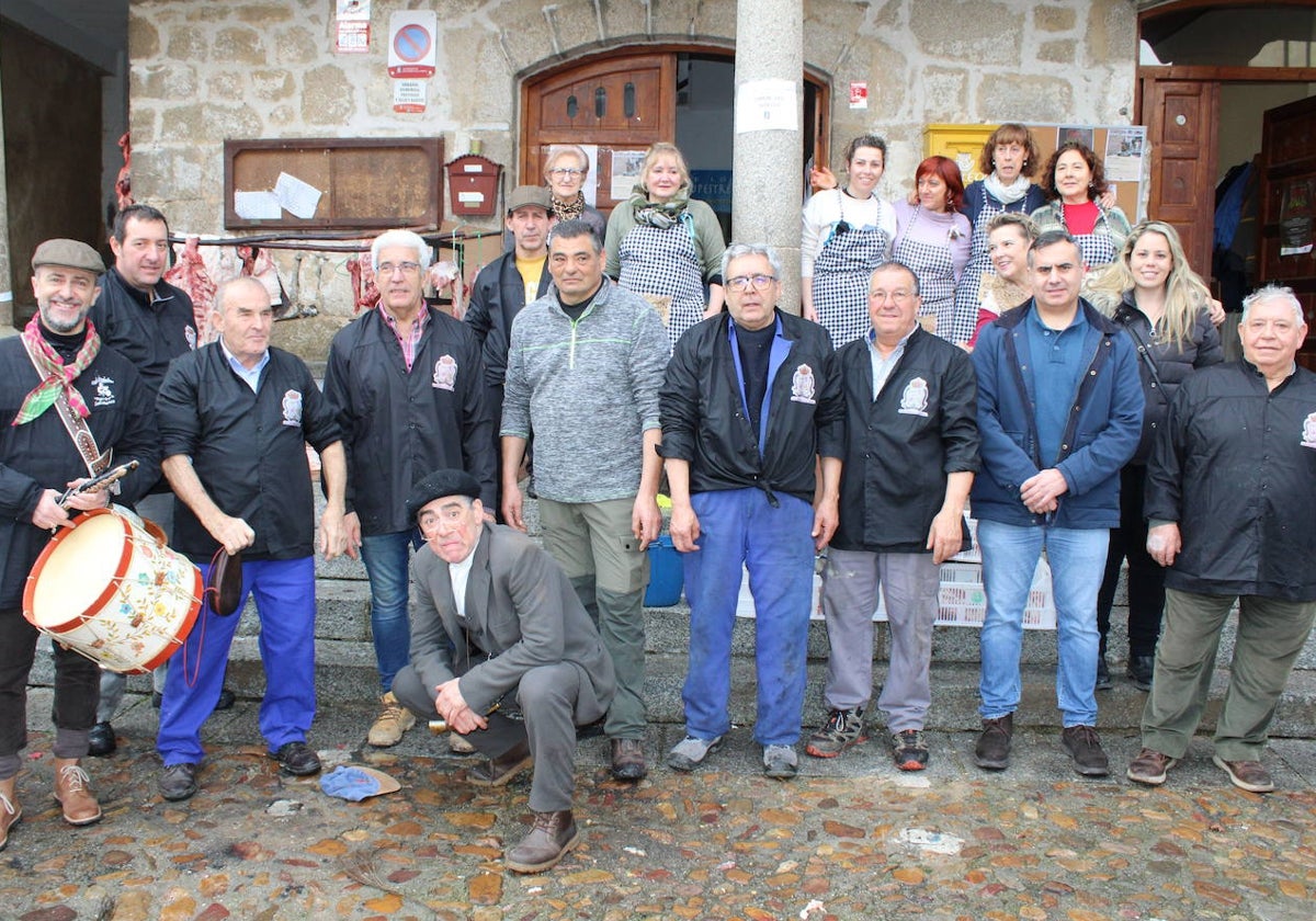 San Esteban de la Sierra disfruta de su matanza tradicional