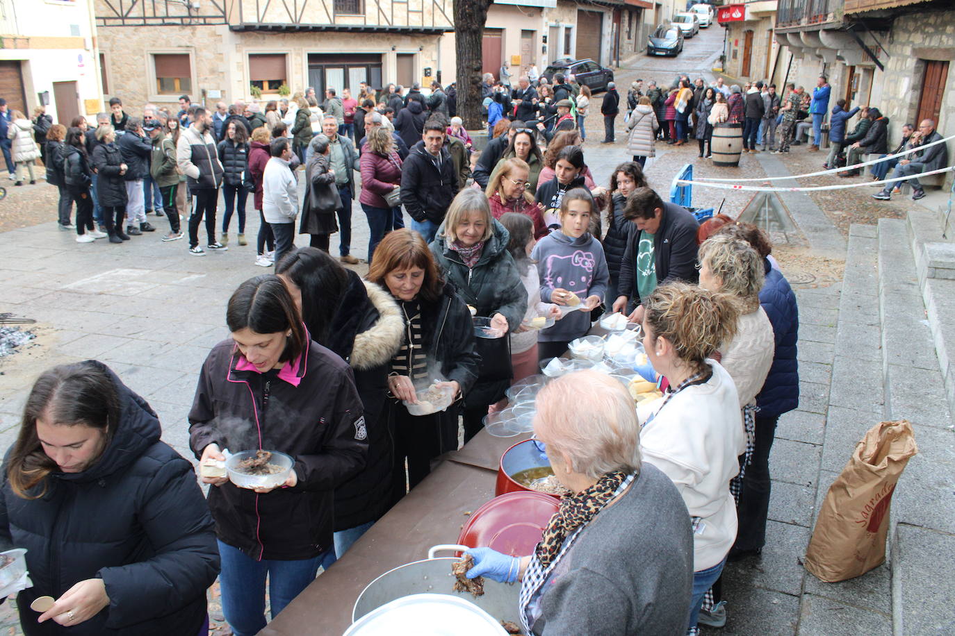 San Esteban de la Sierra disfruta de su matanza tradicional