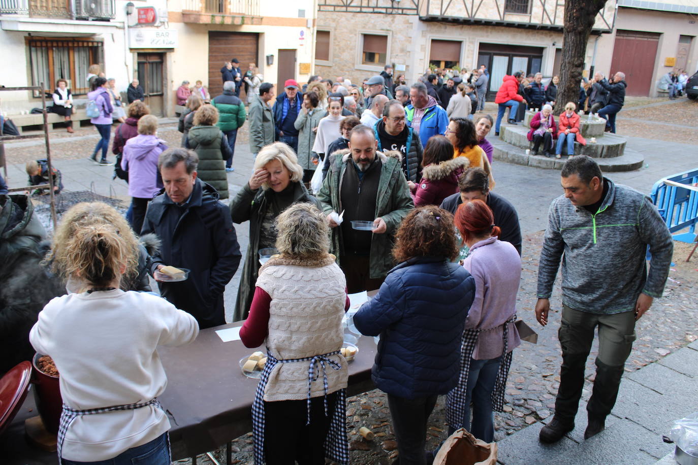 San Esteban de la Sierra disfruta de su matanza tradicional