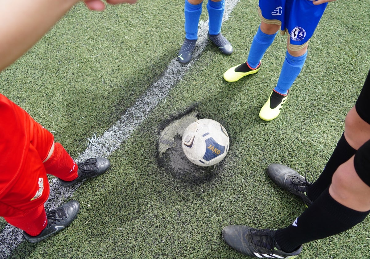 Un aficionado salta la valla del Neme para ir contra un entrenador del Hergar en alevines