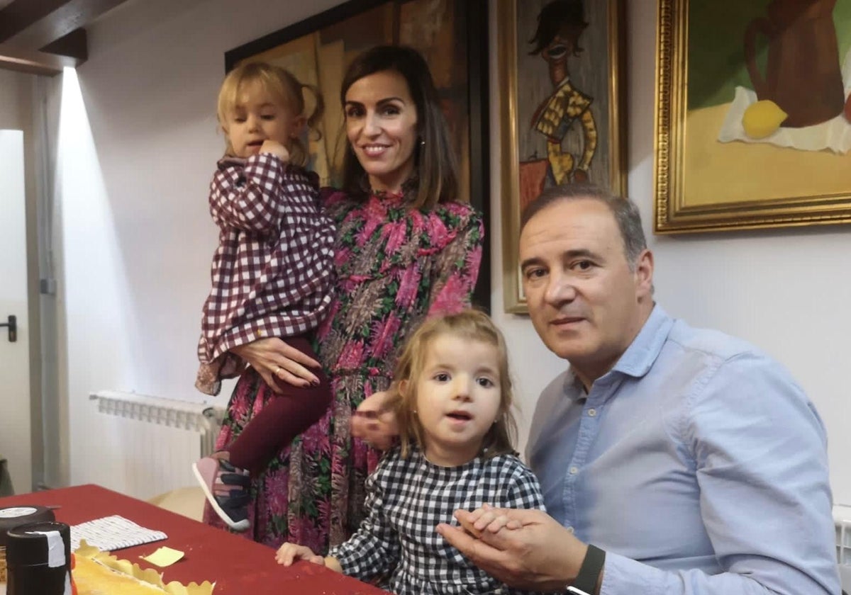 Raúl Pérez, junto a su hija, Alejandra Pérez, y la mamá, Marta Curto, con Paula Pérez, en brazos.