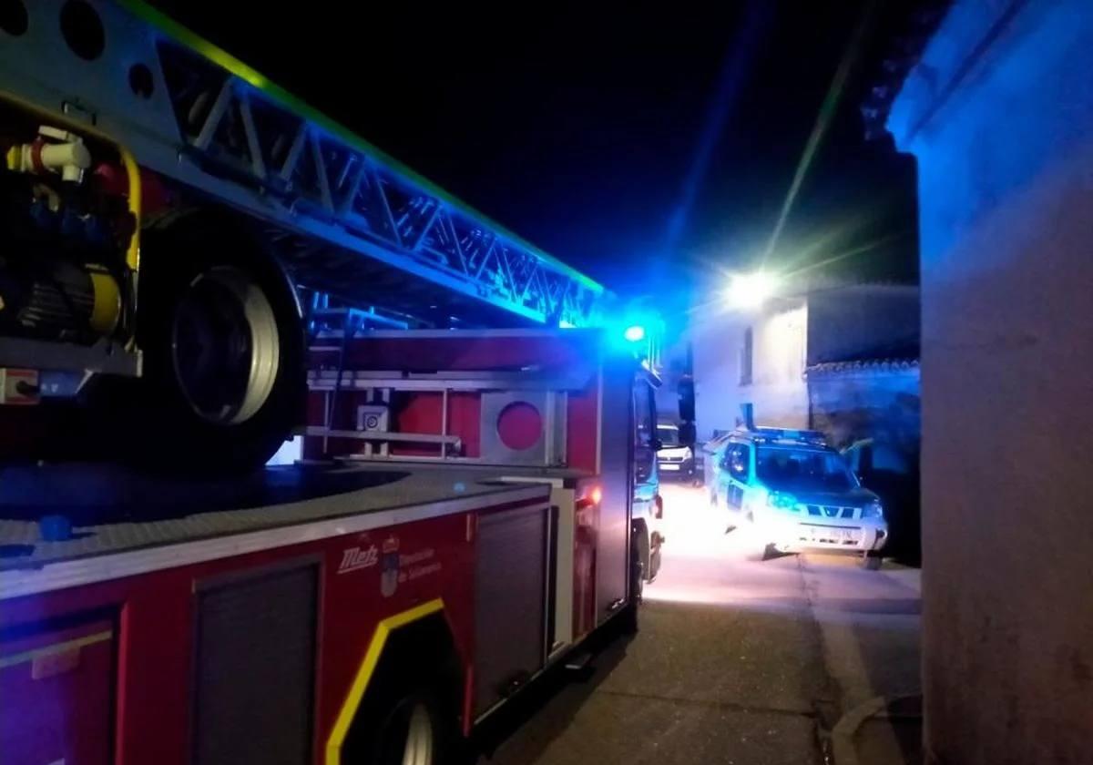 Bomberos de la Diputación en una intervención nocturna en la provincia.