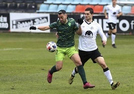 Iván Casado sujeta a Antonio Pino en el último derbi oficial disputado en el Helmántico, en la campaña 20/21.