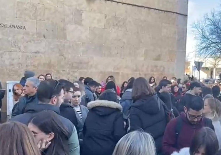 Imagen de algunos aspirantes a las puertas de la Facultad de Ciencias en la tarde de este sábado, 25 de enero.