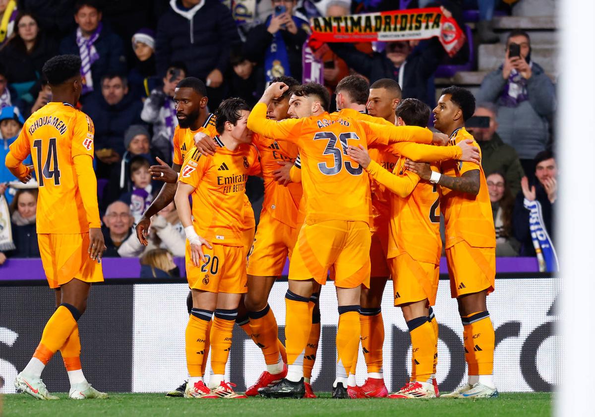 Los jugadores del Real Madrid celebran uno de los goles marcados ante el Real Valladolid.