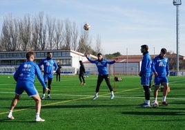 Los jugadores de Unionistas Ramiro, Jonny y De la Nava, en una sesión de entrenamiento en el anexo al Reina Sofía.