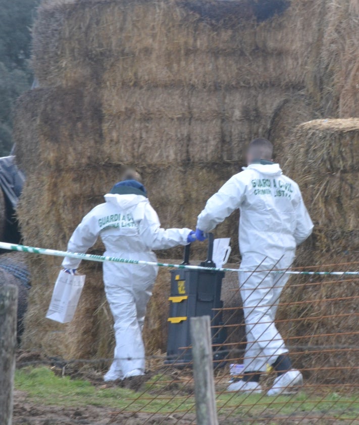 Imagen secundaria 2 - Agentes del Servicio de Criminalística de la Guardia Civil y de la Policía Local de Ciudad Rodrigo investigan sobre el terreno en una finca de Sanjuanejo, en Ciudad Rodrigo.