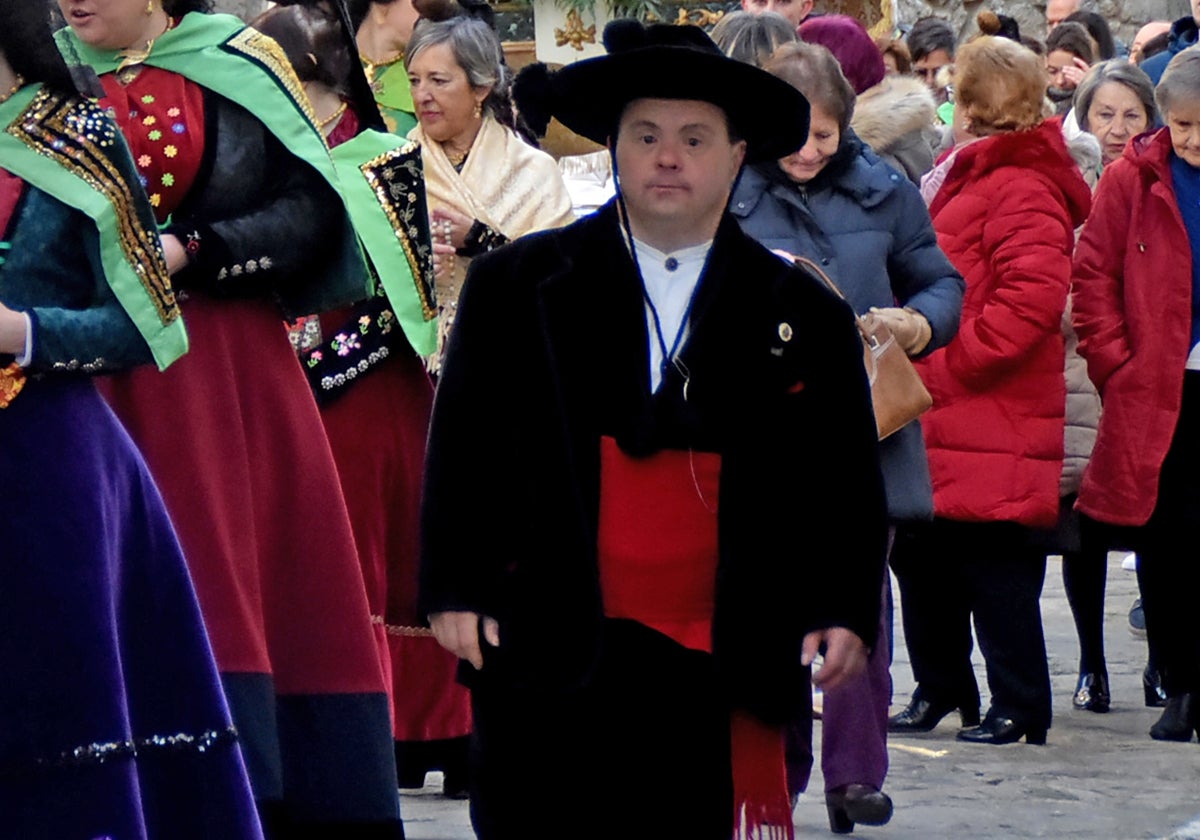 Imagen de Enrique Neila vestido de choricero en la procesión de la Virgen de las Candelas en Candelario.