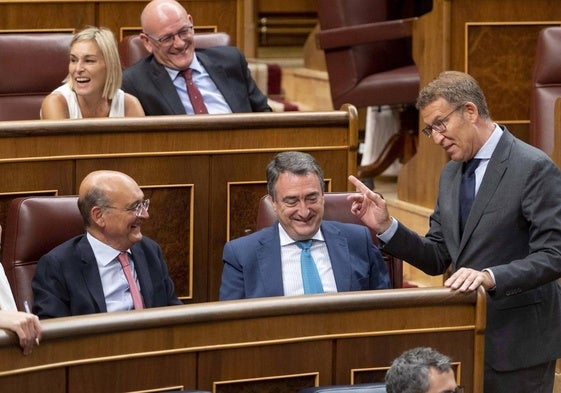 El líder del PP, Alberto Núñez Feijóo, charlando en el Congreso con Aitor Esteban, portavoz del PNV