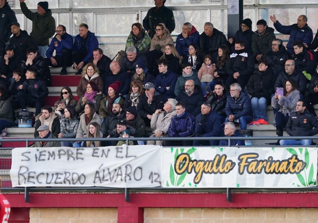 Pancarta en recuerdo a Álvaro colocada en el Campo Municipal de Fútbol Alfonso San Casto donde ha tenido lugar el partido entre la UD Santa Marta y el Ciudad Rodrigo CF.