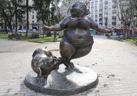 La escultura 'Bailando de Felicidad en España'.