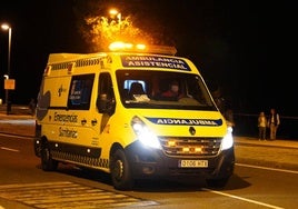 Una ambulancia del Sacyl por carretera.