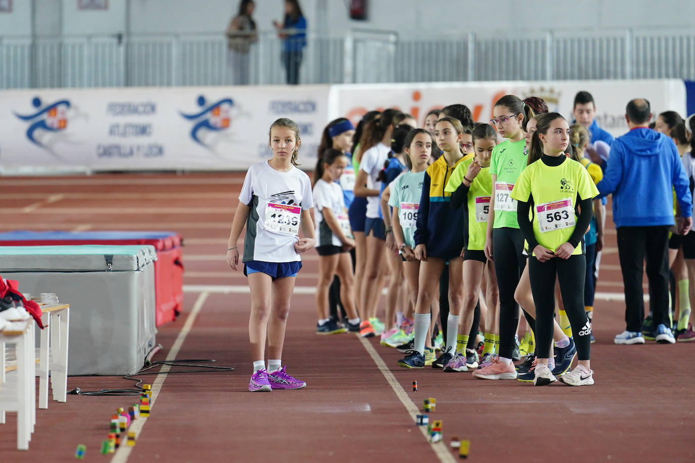 Los escolares estrenan la temporada bajo techo