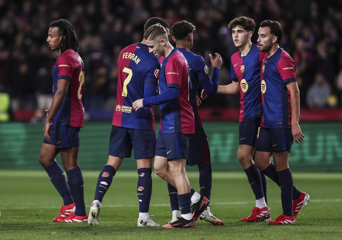 Algunos jugadores del Fútbol Club Barcelona celebran uno de los goles marcados ante el Valencia Club de Fútbol en el Estadio Olímpico Lluís Companys.