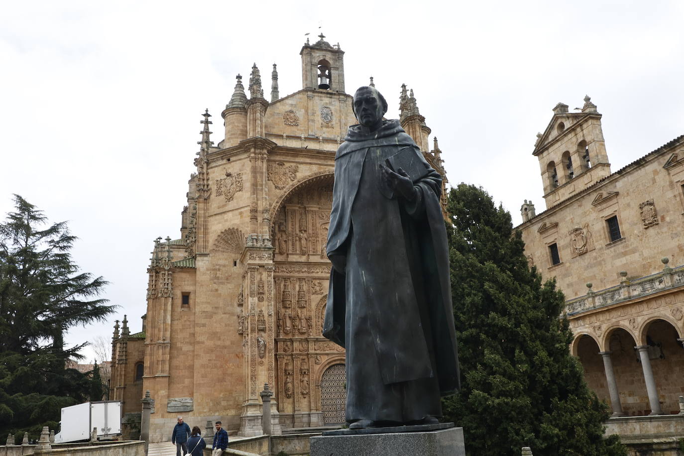 La escultura de Francisco de Vitoria se encuentra frente al convento de San Esteban desde 1975. En ese monasterio viviría veinte años hasta su muerte en 1546.