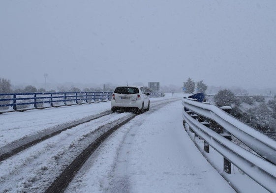 Nieve en una carretera secundaria salmantina.