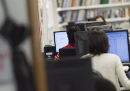 Dos trabajadoras, en su lugar de trabajo.