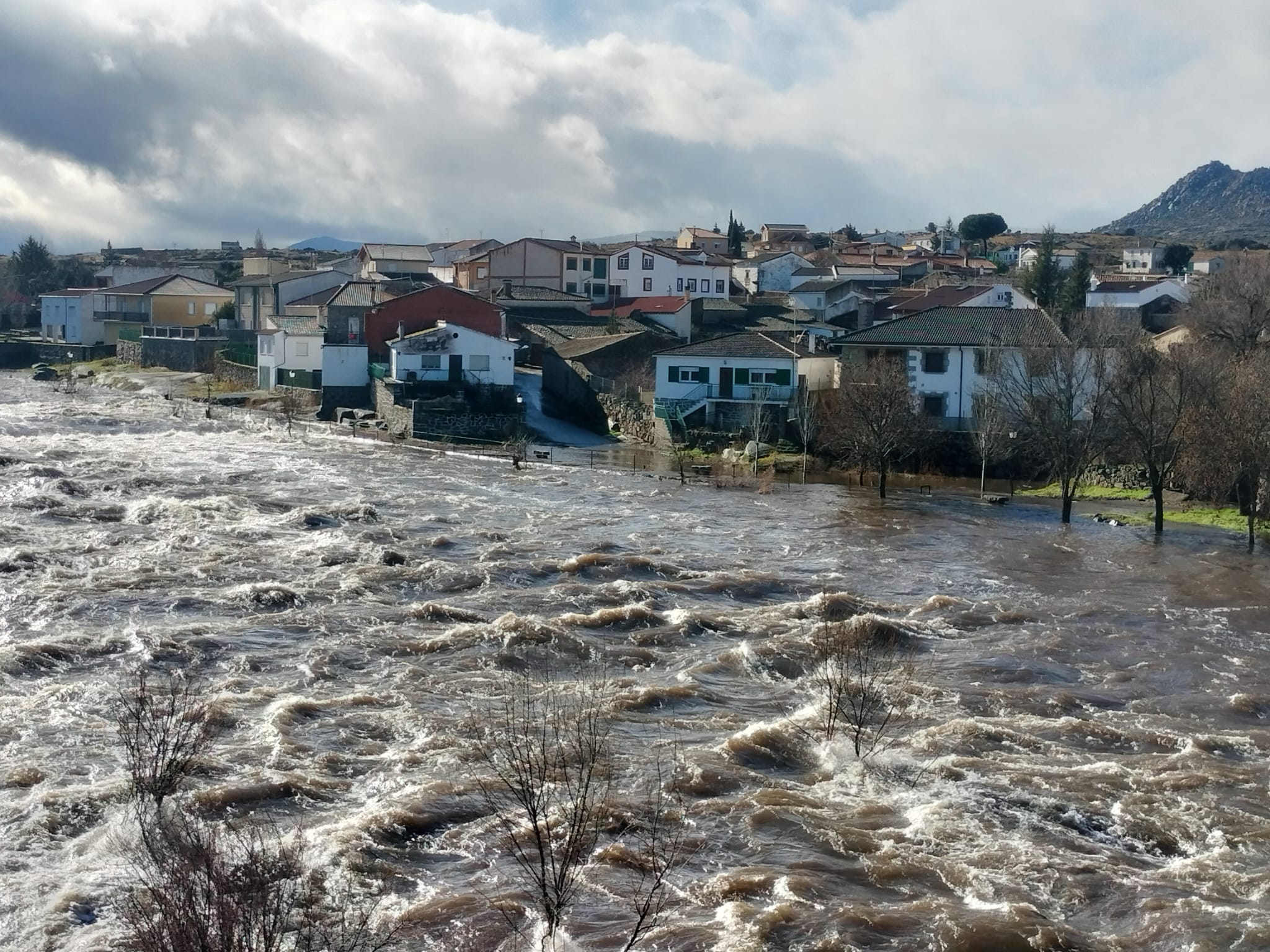 Así luce el río Tormes tras la espectacular crecida de las últimas horas